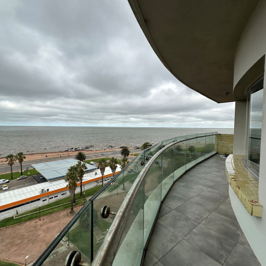 Apartamento ID.79 - Venta apartamento Barrio Sur 3 dormitorios, 2 baños y servicio.