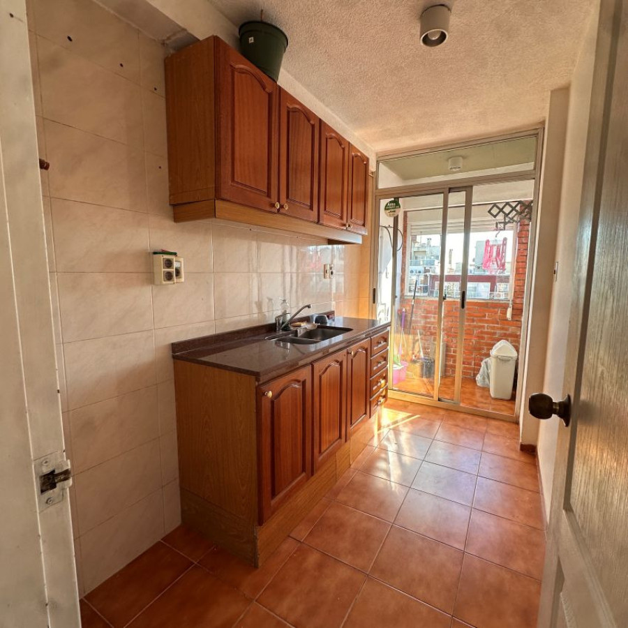 Apartamento ID.197 - Alquiler Apartamento 2 dormitorios en Pocitos con divisiones, balcón y garaje. 
