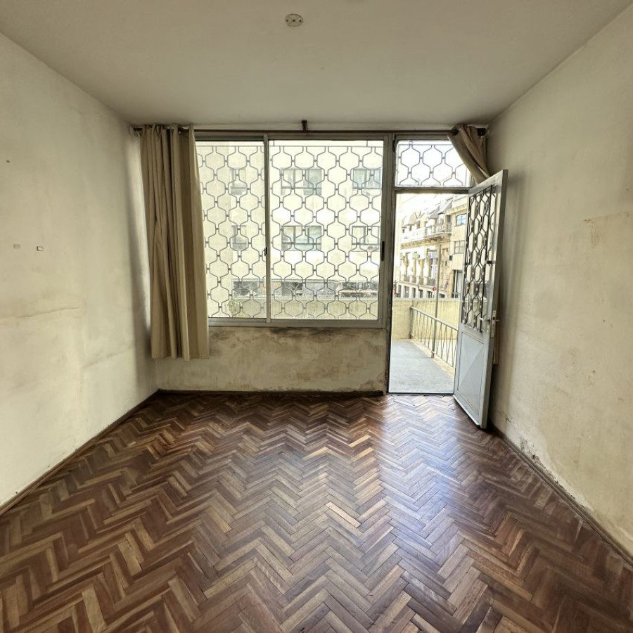 Apartamento ID.92 - A Alquilar Escritorio Oficina Local Consultorio Ciudad Vieja piso 1 con terraza al frente, gastos incl.