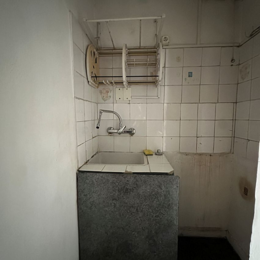Apartamento ID.92 - A Alquilar Escritorio Oficina Local Consultorio Ciudad Vieja piso 1 con terraza al frente, gastos incl.
