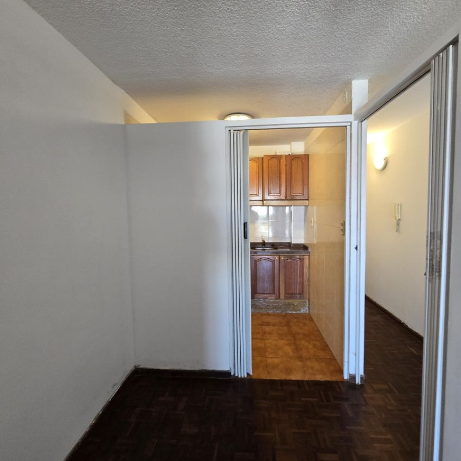 Apartamento ID.107 - Alquiler Apartamento Monoambiente en Pocitos con divisiones, balcón y opción garaje. 