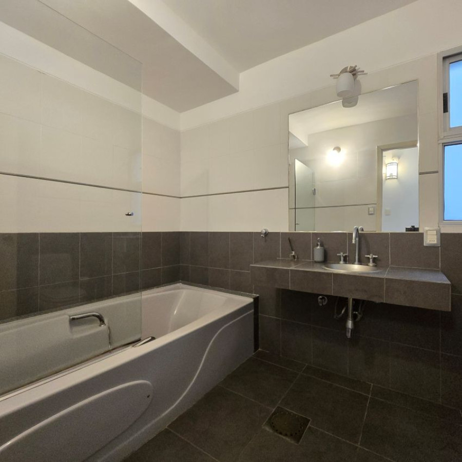 Apartamento ID.175 - Alquiler apartamento en Pocitos frente al mar, 3 dormitorios, 2 baños, servicio y garaje.