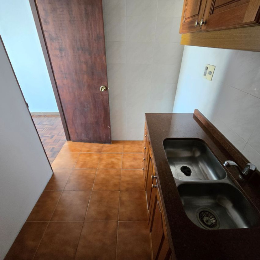 Apartamento ID.106 - Alquiler Monoambiente en Pocitos con cocina definida, balcón y opción garaje.