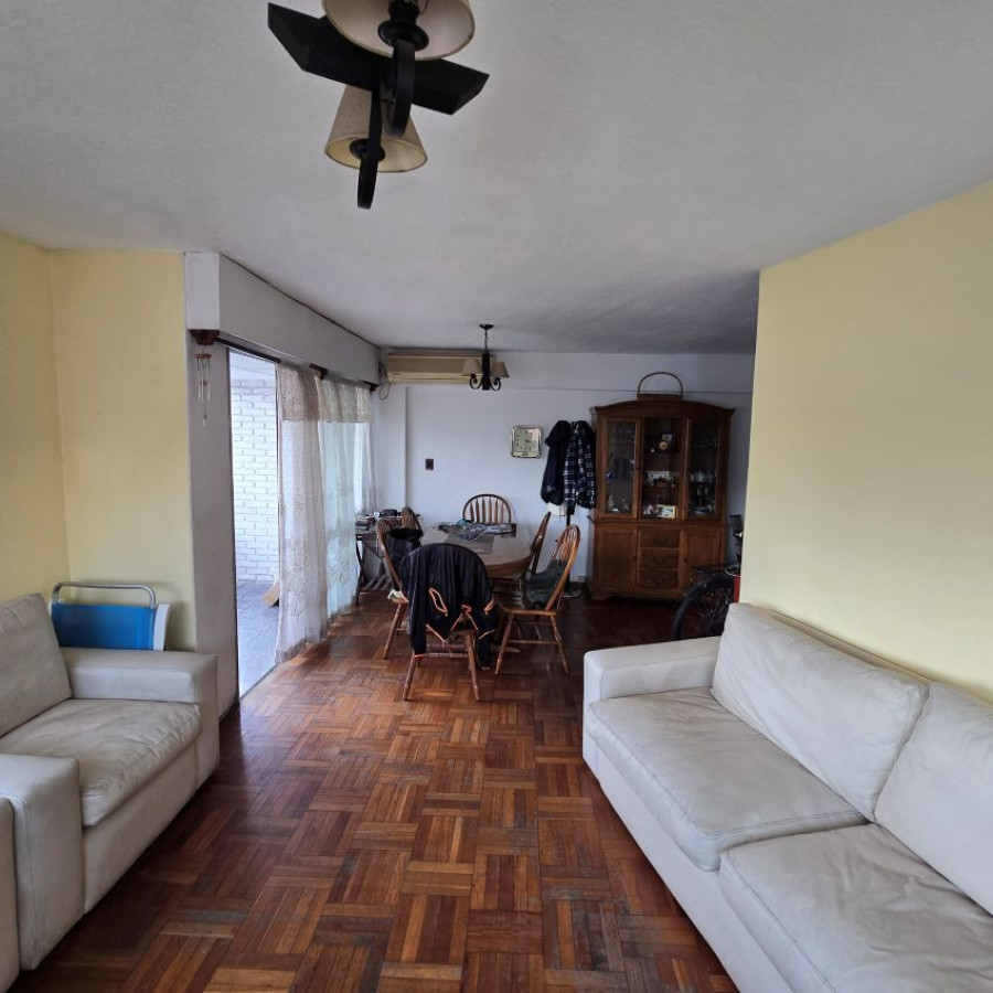 Apartamento ID.120 - Venta apartamento Centro 3 dormitorios, 2 baños y terraza al frente en piso 14.
