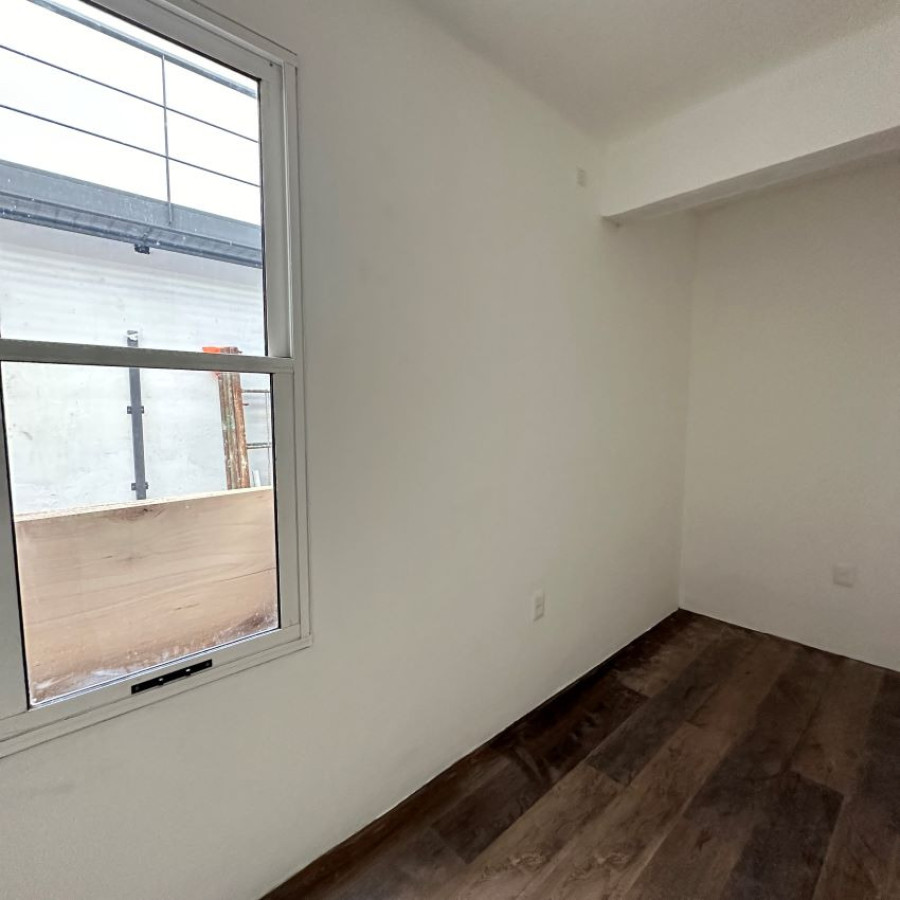 Apartamento ID.179 - Alquiler Apartamento Duplex 2 dormitorio con patio en Barrio Sur con bajos gastos comunes.