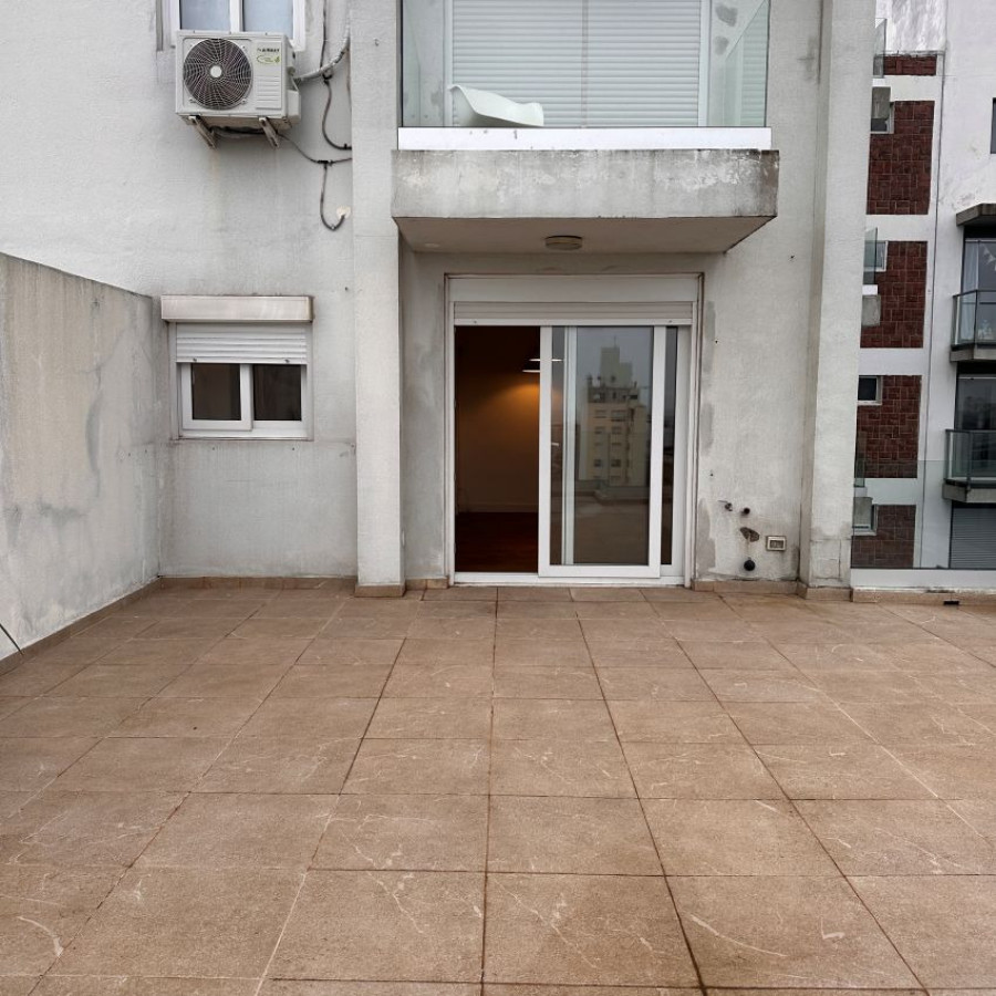 Apartamento ID.186 - Alquiler apartamento monoambiente semi amoblado en Punta Carretas piso 8 con gran terraza.