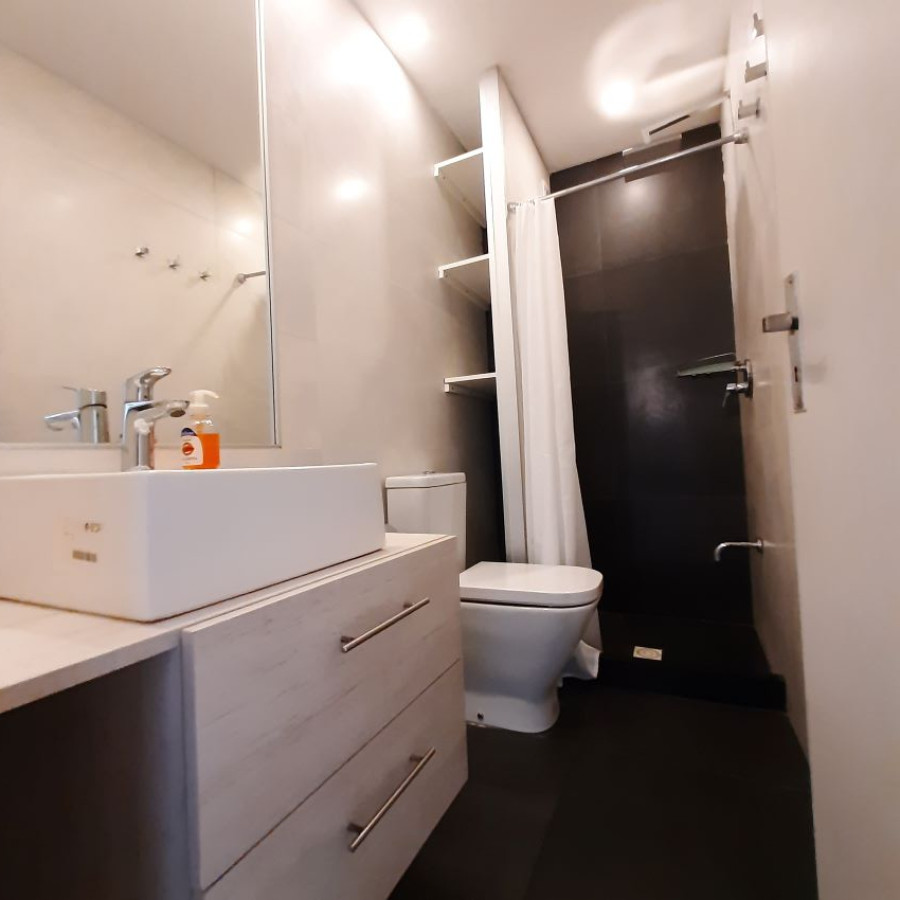 Apartamento ID.80 - Alquiler apartamento Ciudad Vieja, 2 dormitorios a metros de la Peatonal Pérez Castellano.