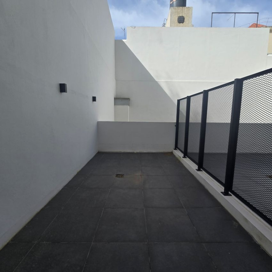 Apartamento ID.250 - Venta apartamento, un dormitorio y patio, Cordón.