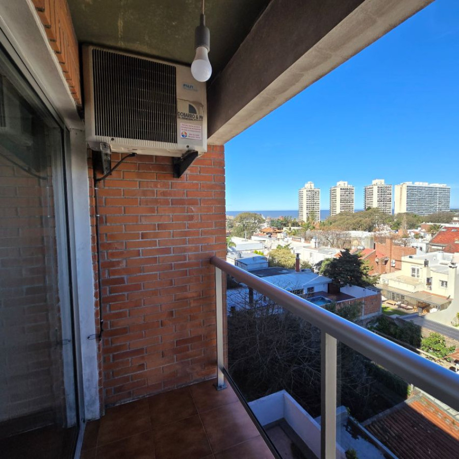 Apartamento ID.107 - Alquiler Apartamento Monoambiente en Pocitos con divisiones, balcón y opción garaje. 