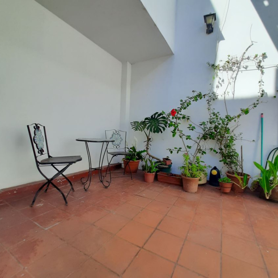 Apartamento ID.80 - Alquiler apartamento Ciudad Vieja, 2 dormitorios a metros de la Peatonal Pérez Castellano.
