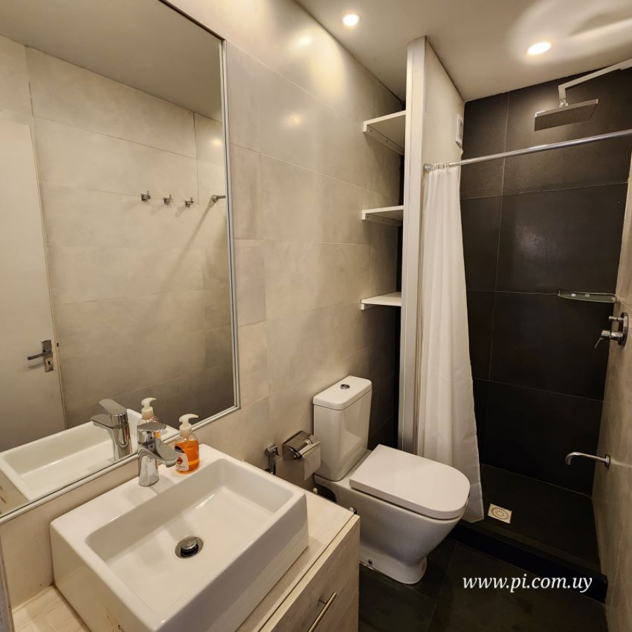 Apartamento ID.80 - Alquiler apartamento Ciudad Vieja, 2 dormitorios a metros de la Peatonal Pérez Castellano.