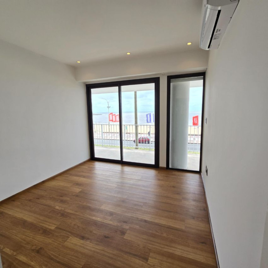 Apartamento ID.123 - Alquiler apartamento en Pocitos a estrenar, 3 dormitorios (una master suite), 3 baños, balcón, patio, garaje lugar fijo y pieza box adjunta.