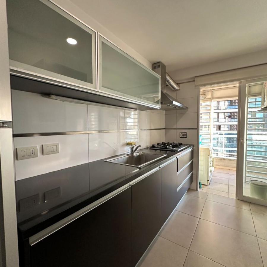 Apartamento ID.73 - Alquiler Exclusivo apartamento amueblado en Buceo 1 dormitorio piso 12 con garaje en edificio Diamantis Plaza.