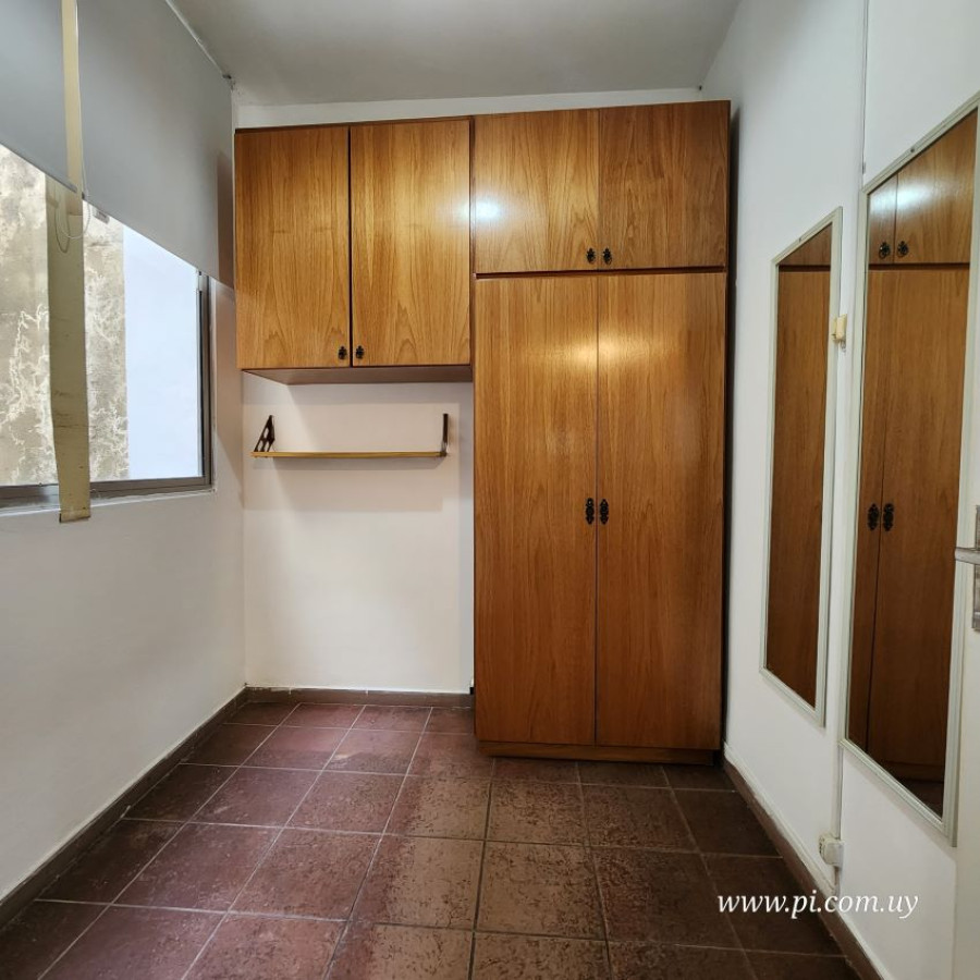 Apartamento ID.80 - Alquiler apartamento Ciudad Vieja, 2 dormitorios a metros de la Peatonal Pérez Castellano.