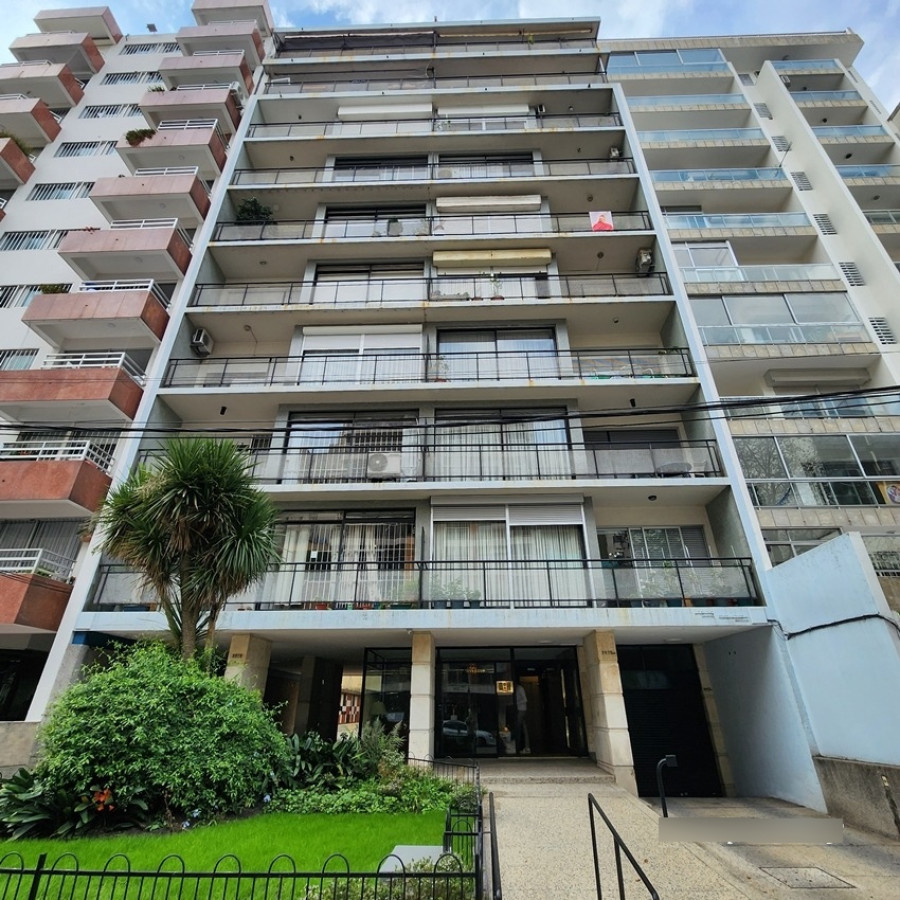 Apartamento ID.26 - Apartamento A La Venta En Pocitos Con Buena Renta, 2 Dormitorios, Garage Y Patio.