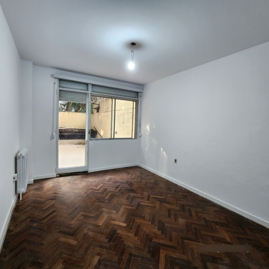Apartamento ID.26 - Apartamento A La Venta En Pocitos Con Buena Renta, 2 Dormitorios, Garage Y Patio.