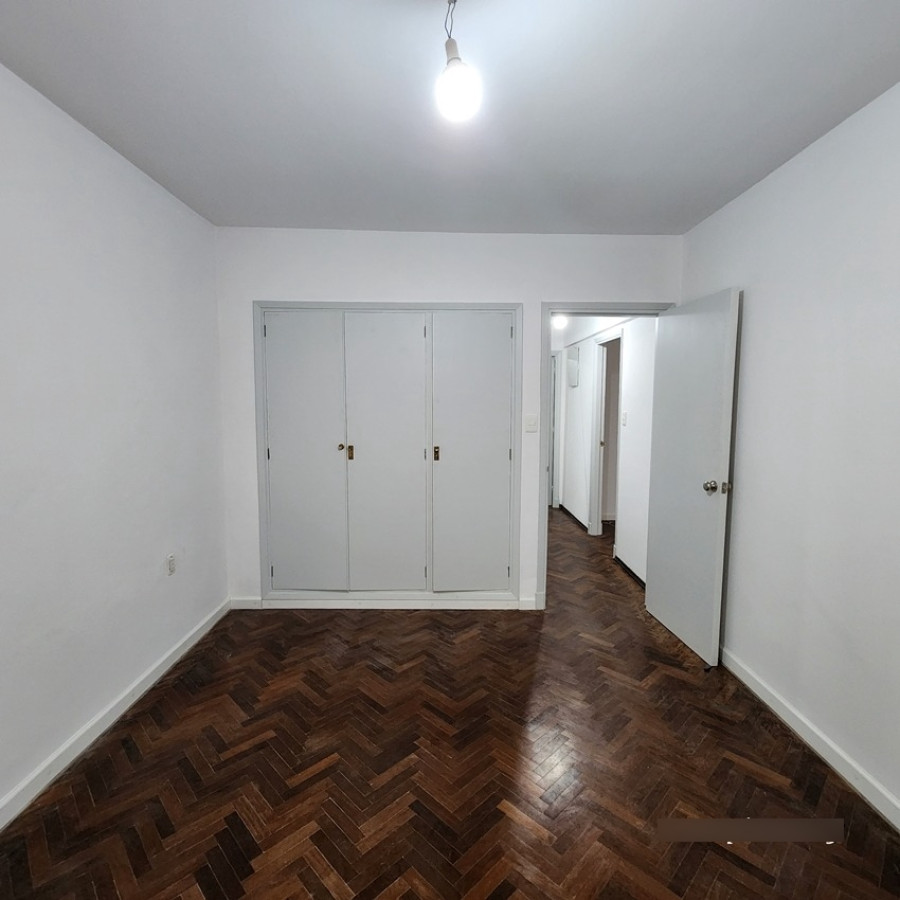 Apartamento ID.26 - Apartamento A La Venta En Pocitos Con Buena Renta, 2 Dormitorios, Garage Y Patio.