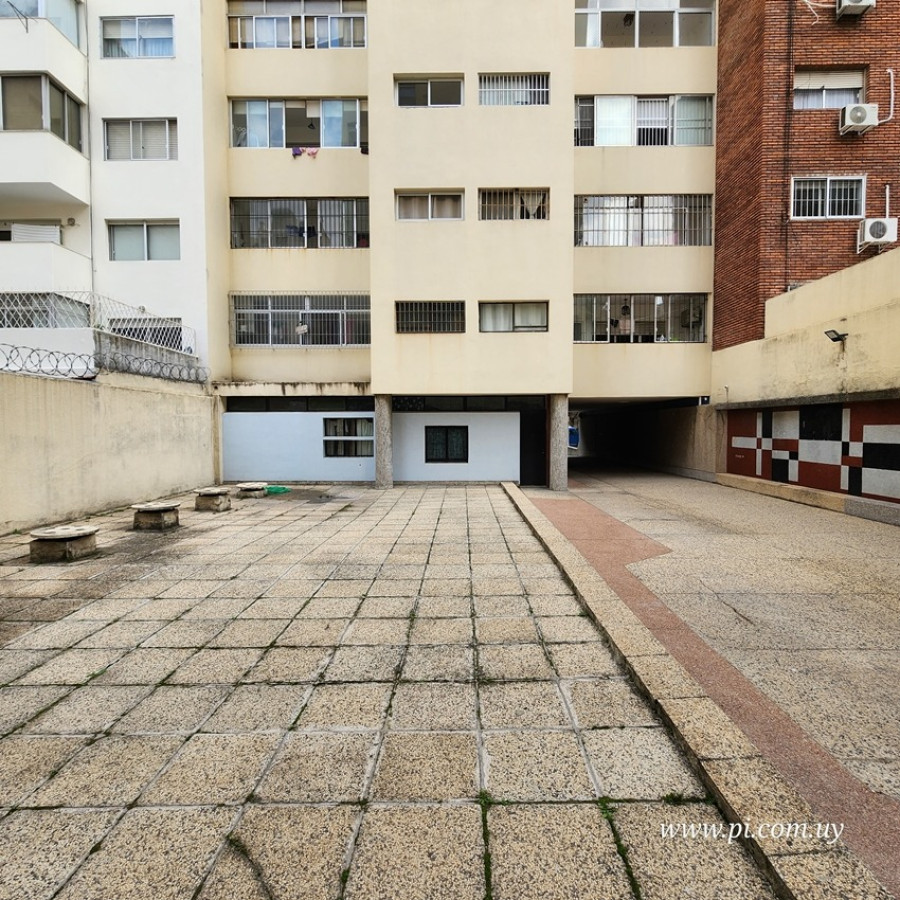 Apartamento ID.26 - Apartamento A La Venta En Pocitos Con Buena Renta, 2 Dormitorios, Garage Y Patio.