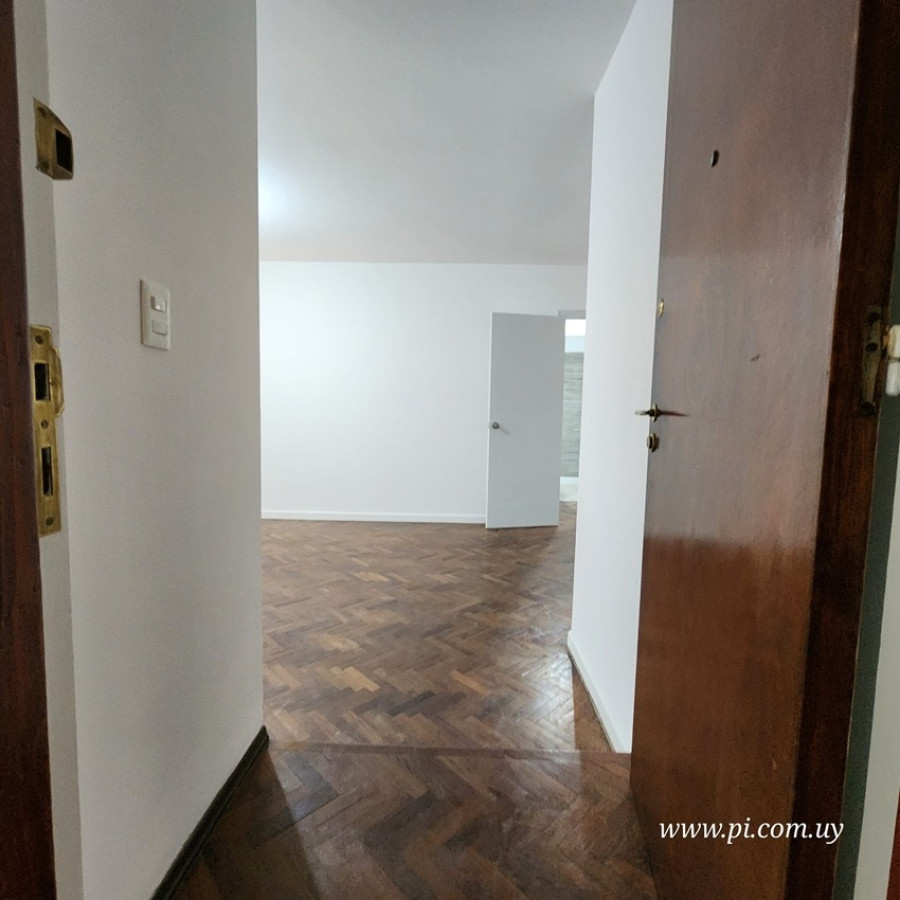 Apartamento ID.26 - Apartamento A La Venta En Pocitos Con Buena Renta, 2 Dormitorios, Garage Y Patio.