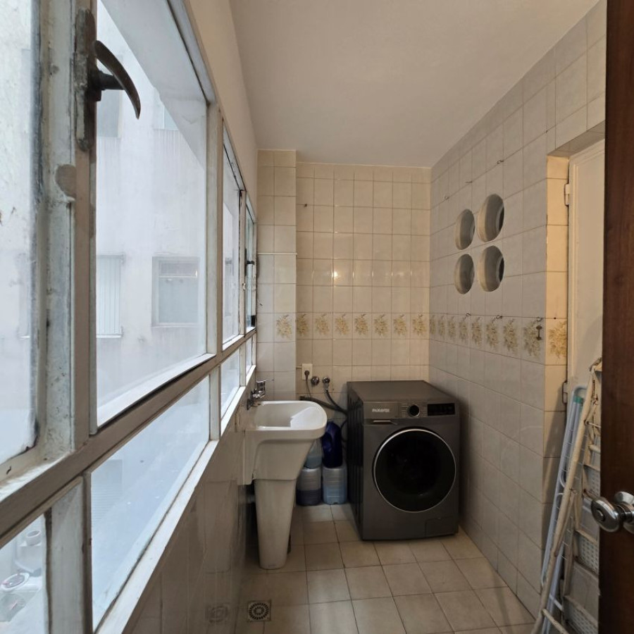 Apartamento ID.175 - Alquiler apartamento en Pocitos frente al mar, 3 dormitorios, 2 baños, servicio y garaje.