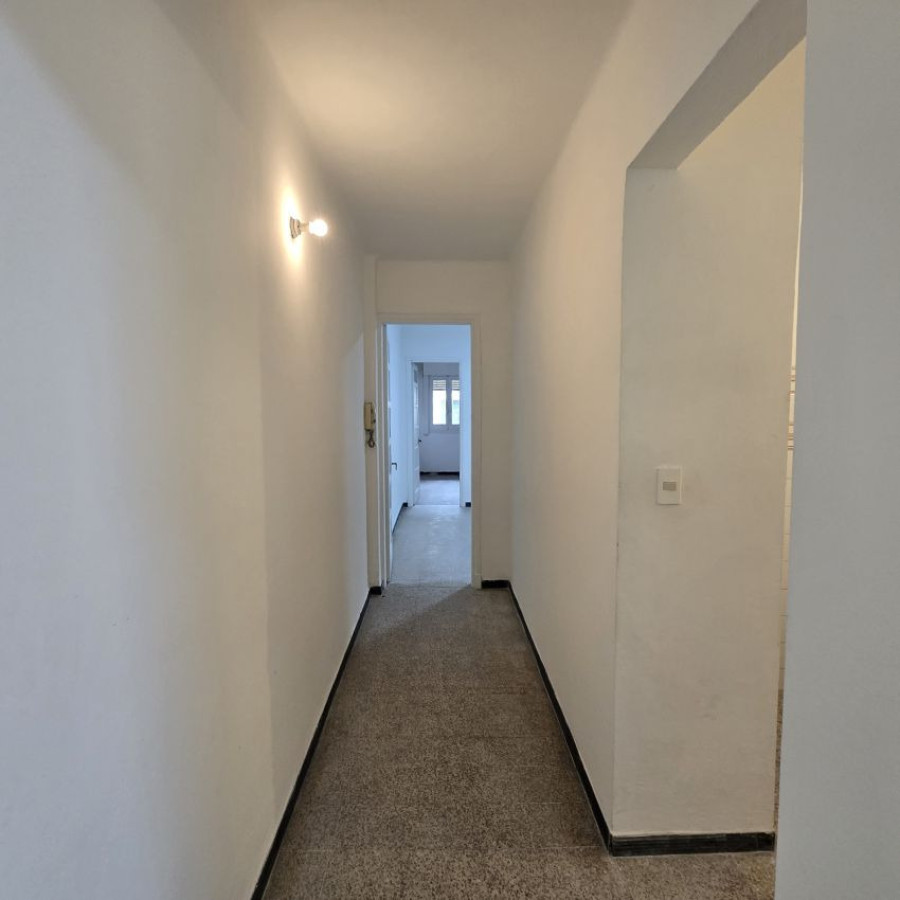 Apartamento ID.153 - Alquiler Apartamento en zona Centro, 3 dormitorios, baño y balcón