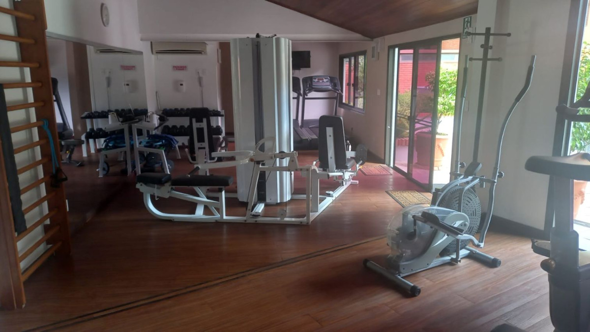 Apartamento ID.75 - Venta apartamento Pocitos sobre Rambla, 3 dormitorios, 3 baños y 2 garajes.