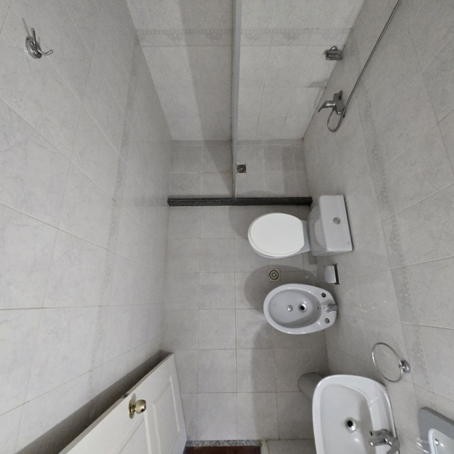 Apartamento ID.106 - Alquiler Monoambiente en Pocitos con cocina definida, balcón y opción garaje.