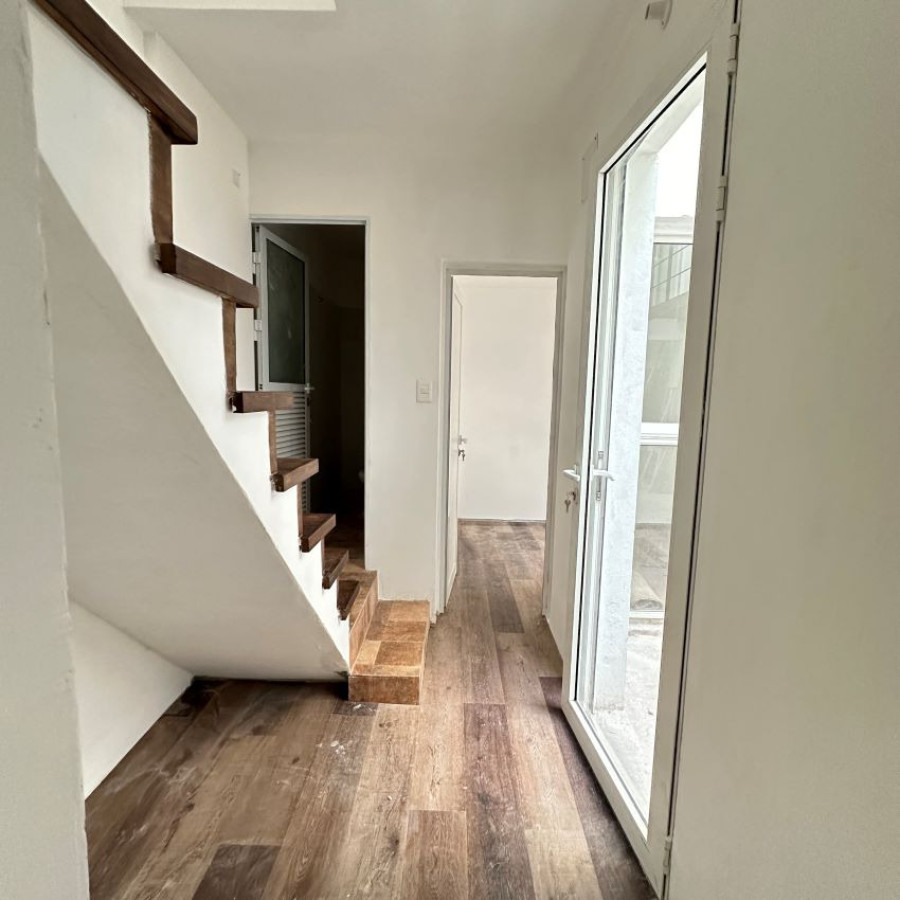 Apartamento ID.179 - Alquiler Apartamento Duplex 2 dormitorio con patio en Barrio Sur con bajos gastos comunes.
