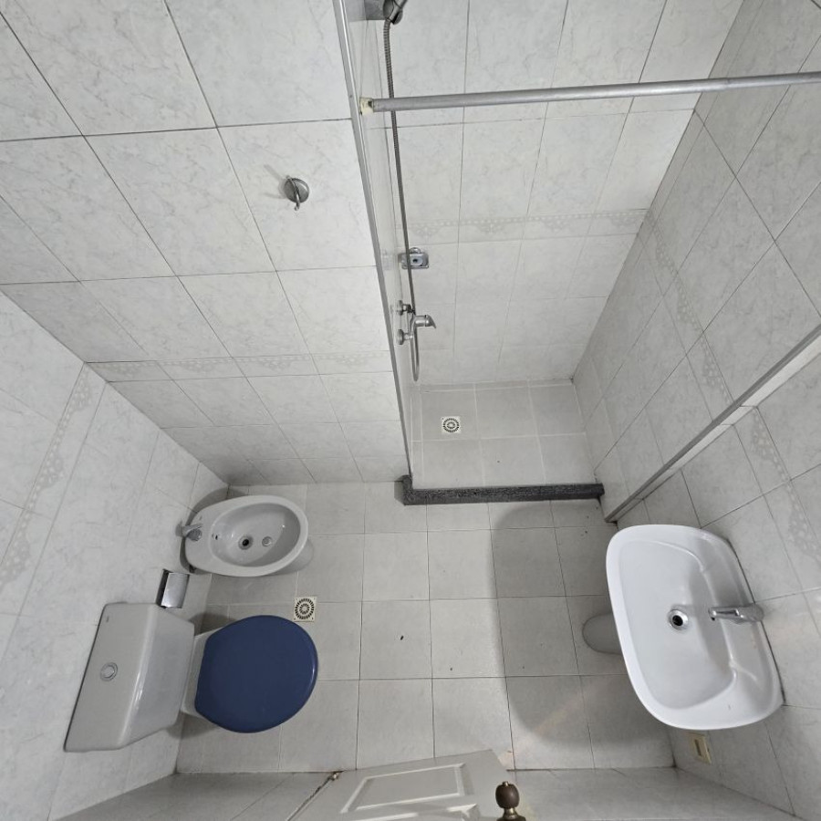 Apartamento ID.107 - Alquiler Apartamento Monoambiente en Pocitos con divisiones, balcón y opción garaje. 