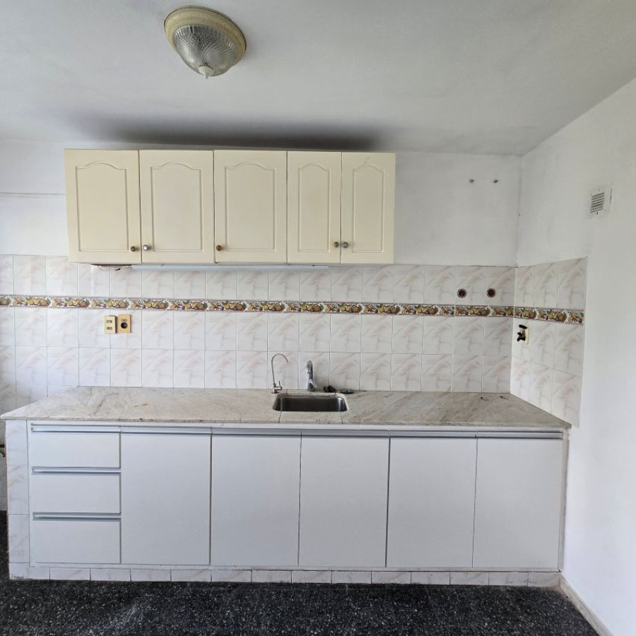 Apartamento ID.161 - Alquiler apartamento en Prado 3 dormitorios, baño, cocina definida y garaje opcional.