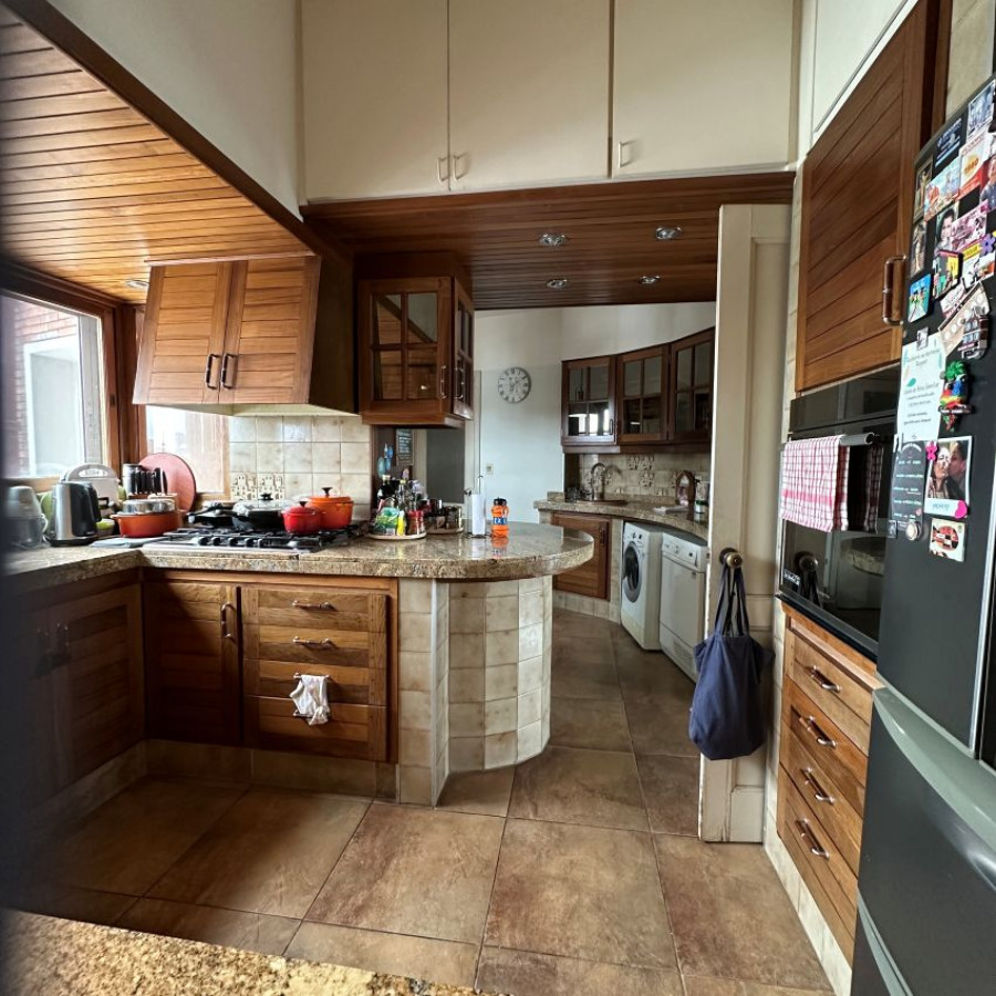 Apartamento ID.79 - Venta apartamento Barrio Sur 3 dormitorios, 2 baños y servicio.