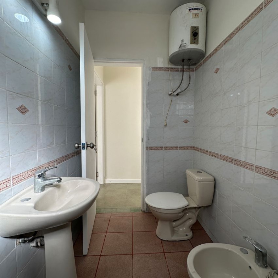 Apartamento ID.129 - Alquiler apartamento en Buceo 2 dormitorios con patio, sin gastos comunes.