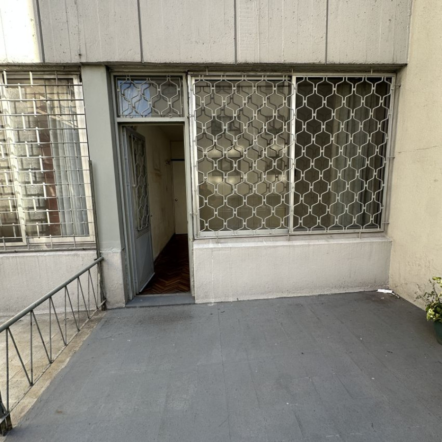 Apartamento ID.92 - A Alquilar Escritorio Oficina Local Consultorio Ciudad Vieja piso 1 con terraza al frente, gastos incl.