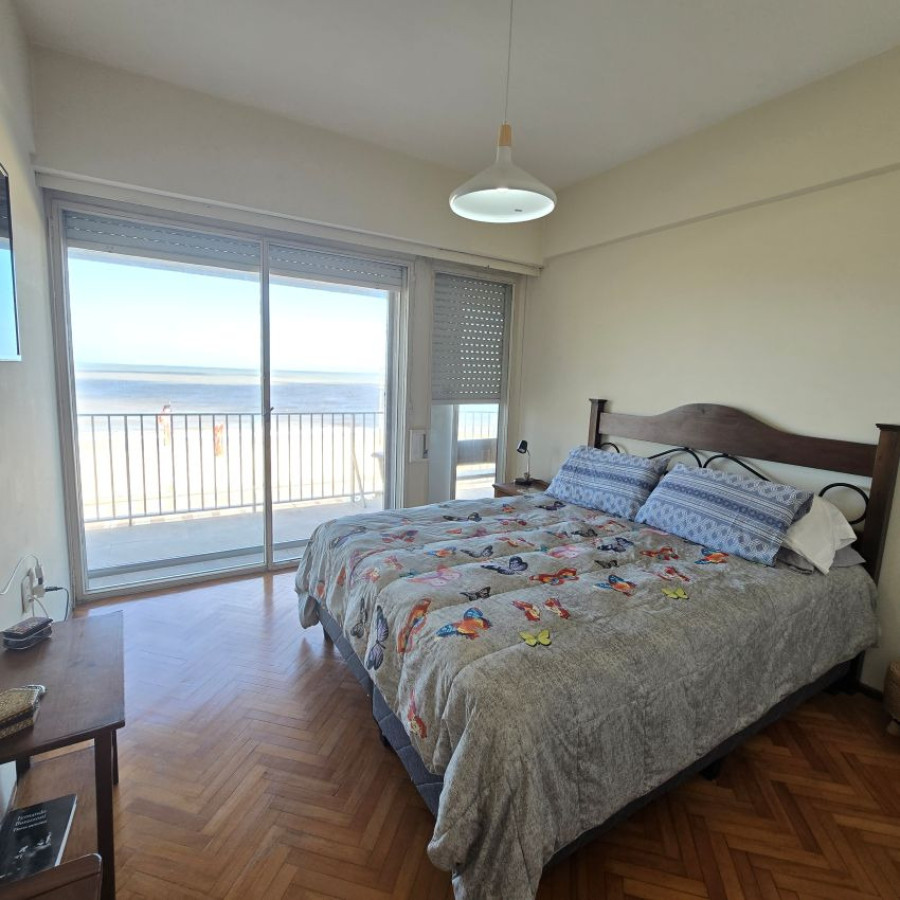 Apartamento ID.175 - Alquiler apartamento en Pocitos frente al mar, 3 dormitorios, 2 baños, servicio y garaje.