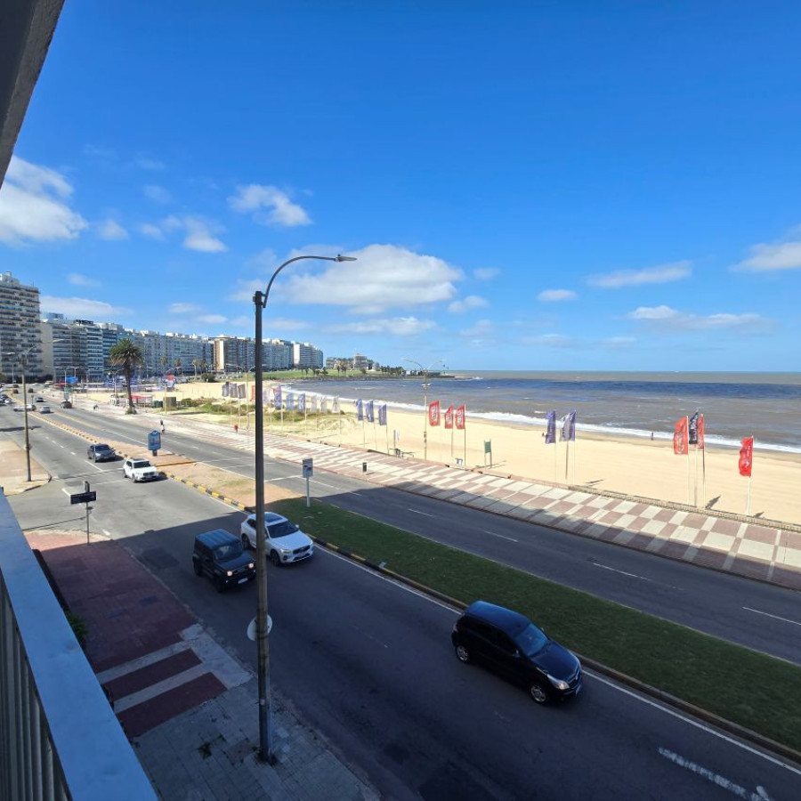 Apartamento ID.175 - Alquiler apartamento en Pocitos frente al mar, 3 dormitorios, 2 baños, servicio y garaje.