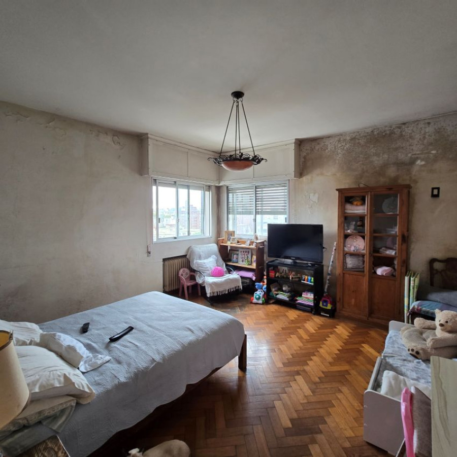 Apartamento ID.79 - Venta apartamento Barrio Sur 3 dormitorios, 2 baños y servicio.