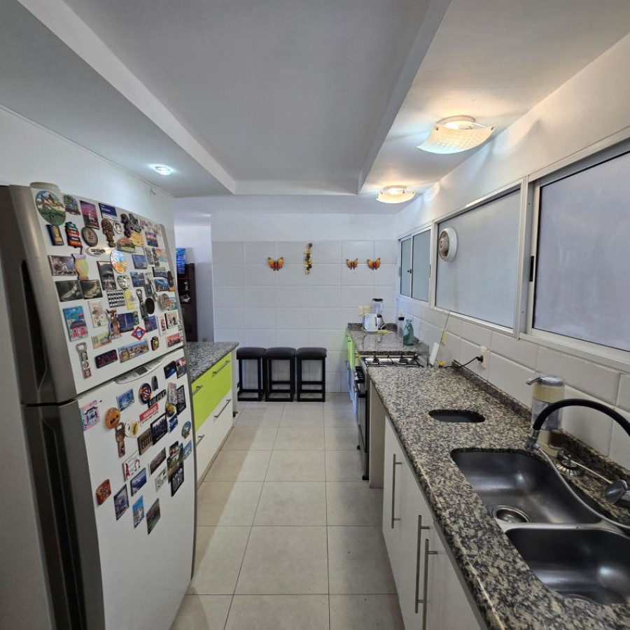 Apartamento ID.175 - Alquiler apartamento en Pocitos frente al mar, 3 dormitorios, 2 baños, servicio y garaje.