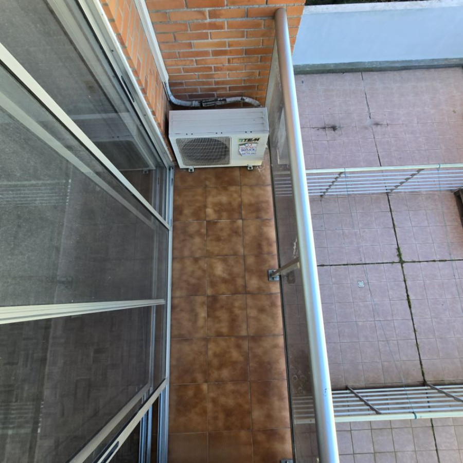 Apartamento ID.106 - Alquiler Monoambiente en Pocitos con cocina definida, balcón y opción garaje.