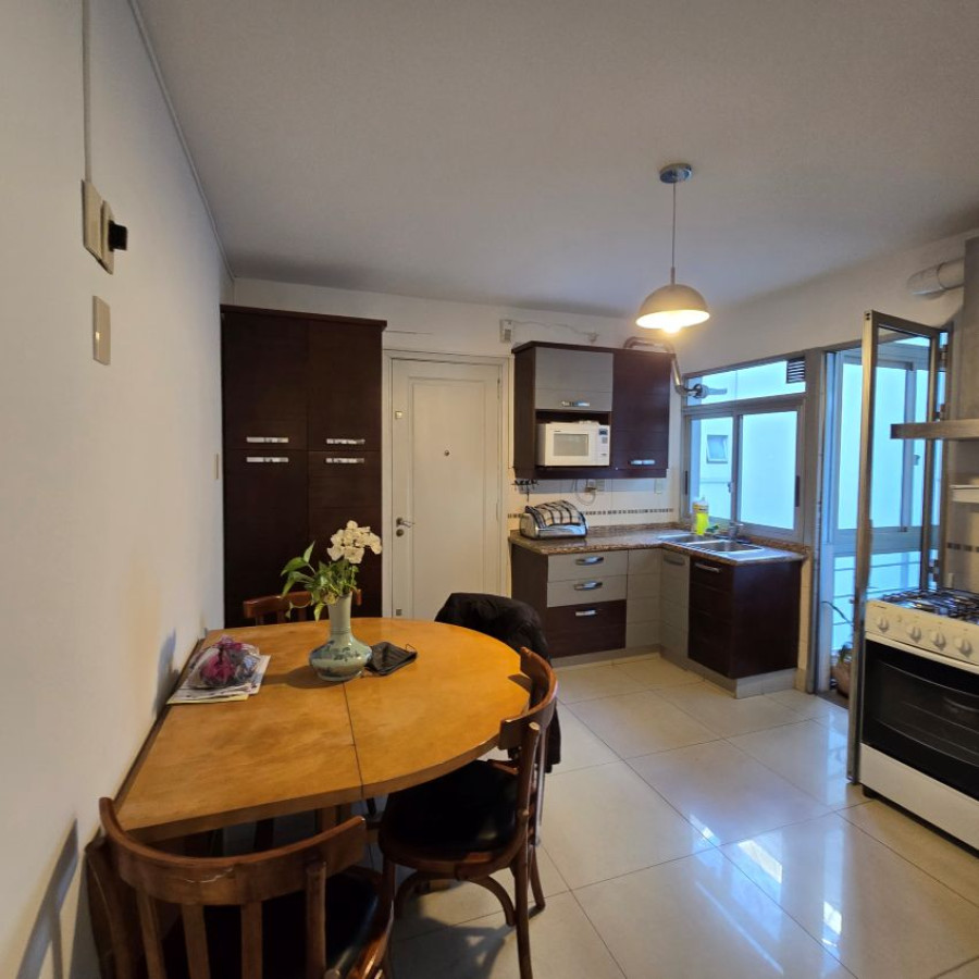 Apartamento ID.91 - Alquiler apartamento en Pocitos 3 dormitorios, 2 baños, servicio completo y garaje.