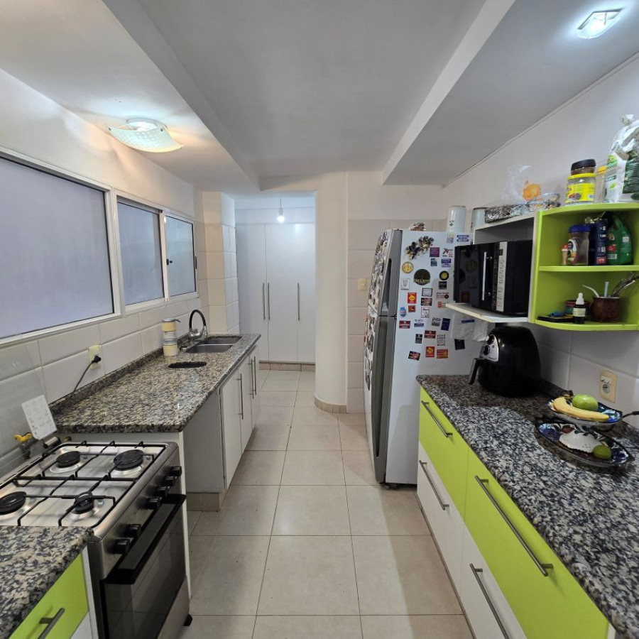 Apartamento ID.269 - Venta apartamento 3 dormitorios, 3 baños, garaje freten al mar, Pocitos.
