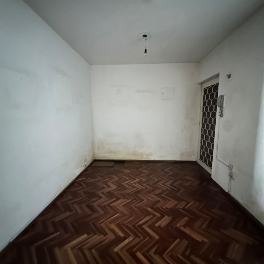 Apartamento ID.92 - A Alquilar Escritorio Oficina Local Consultorio Ciudad Vieja piso 1 con terraza al frente, gastos incl.