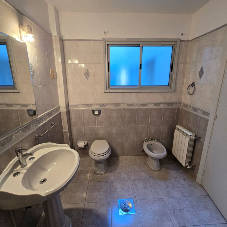 Apartamento ID.91 - Alquiler apartamento en Pocitos 3 dormitorios, 2 baños, servicio completo y garaje.