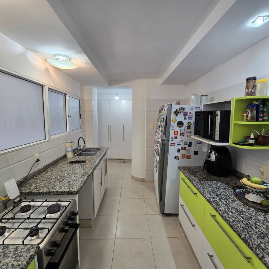 Apartamento ID.175 - Alquiler apartamento en Pocitos frente al mar, 3 dormitorios, 2 baños, servicio y garaje.