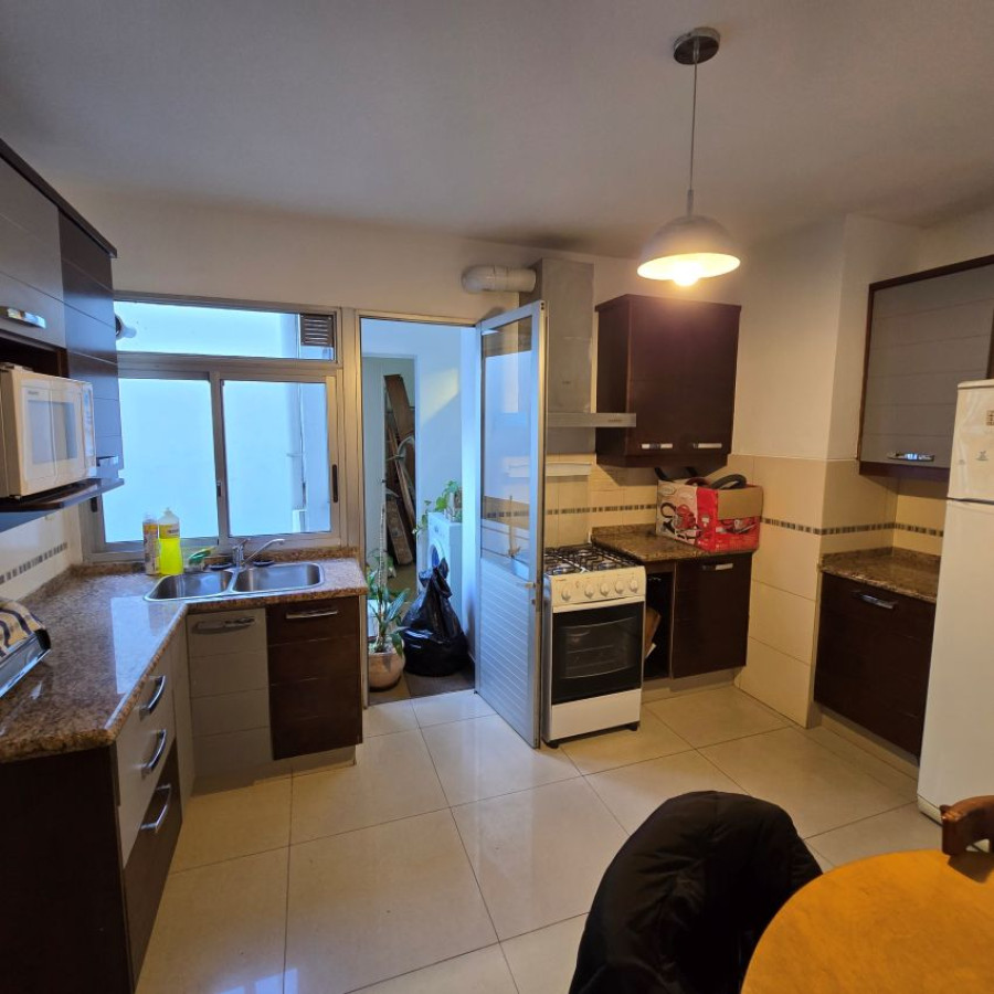 Apartamento ID.91 - Alquiler apartamento en Pocitos 3 dormitorios, 2 baños, servicio completo y garaje.