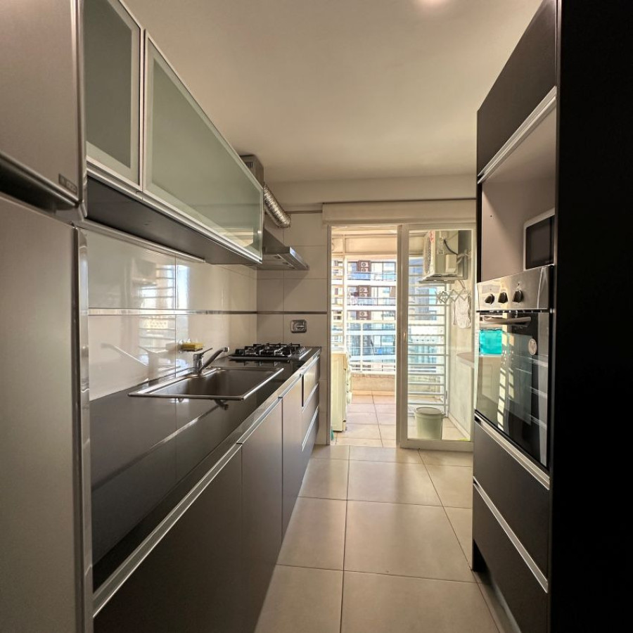 Apartamento ID.73 - Alquiler Exclusivo apartamento amueblado en Buceo 1 dormitorio piso 12 con garaje en edificio Diamantis Plaza.