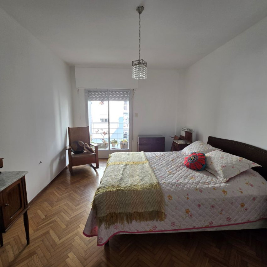 Apartamento ID.91 - Alquiler apartamento en Pocitos 3 dormitorios, 2 baños, servicio completo y garaje.