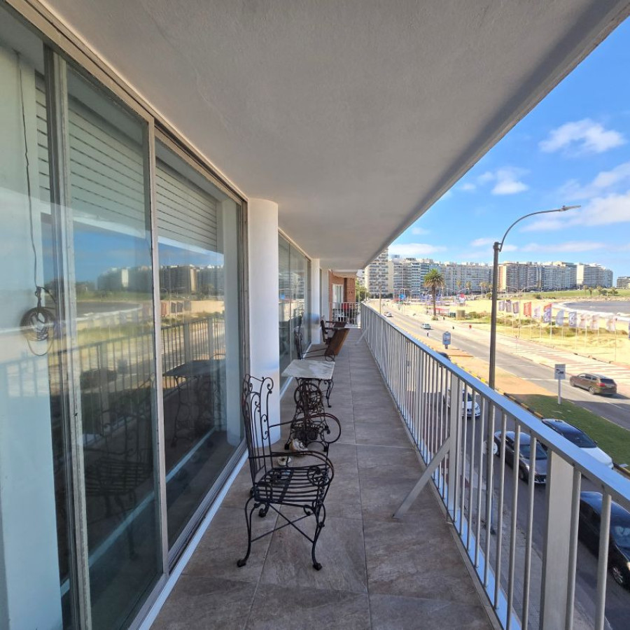 Apartamento ID.175 - Alquiler apartamento en Pocitos frente al mar, 3 dormitorios, 2 baños, servicio y garaje.