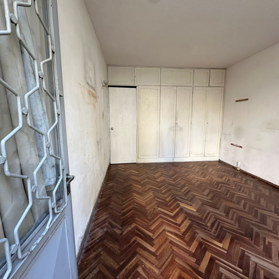 Apartamento ID.93 - Venta Escritorio Oficina Local Consultorio Ciudad Vieja piso 1 con terraza al frente.