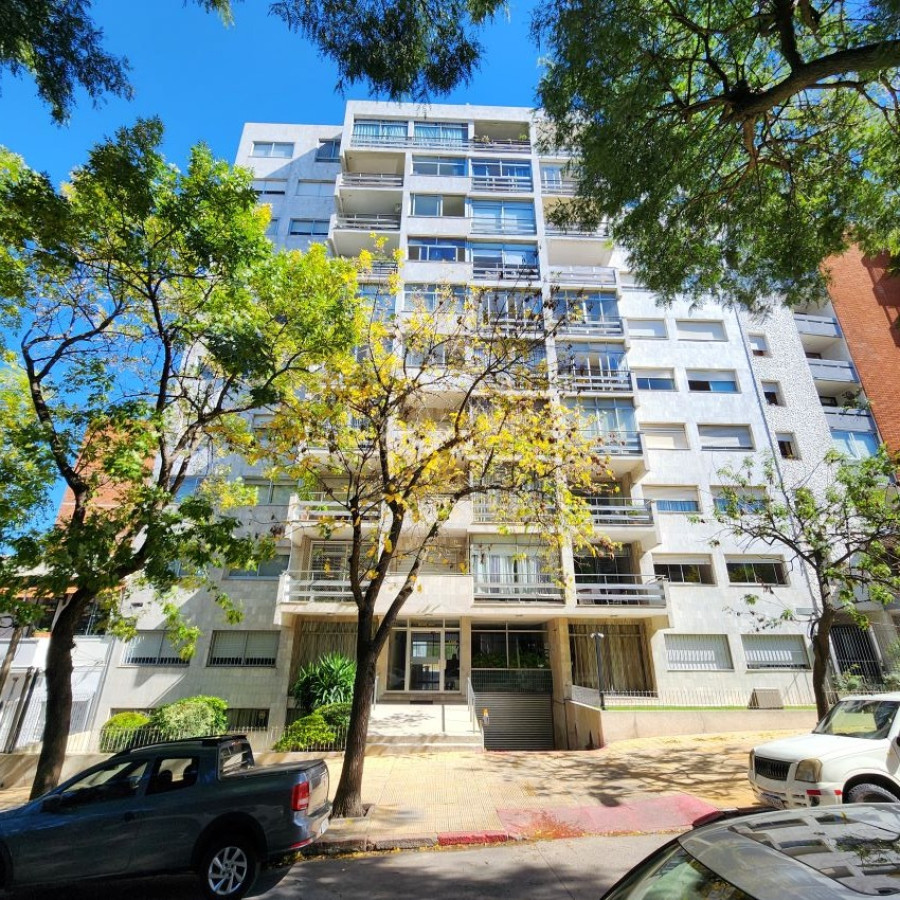 Apartamento ID.6 - Venta Apartamento En Pocitos 3 Dormitorios 2 Baños, Servicio Completo Con Barbacoa Y Piscina.