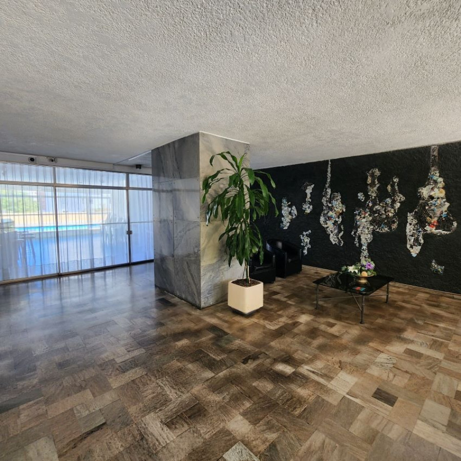 Apartamento ID.6 - Venta Apartamento En Pocitos 3 Dormitorios 2 Baños, Servicio Completo Con Barbacoa Y Piscina.